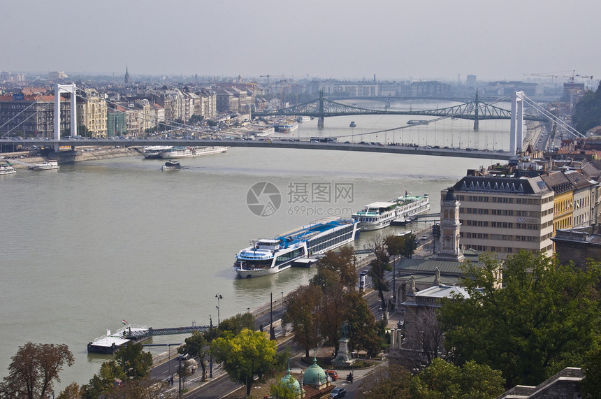 多瑙河爬坡道多云船舶建筑物晴天景观交通城市建筑学桥梁图片