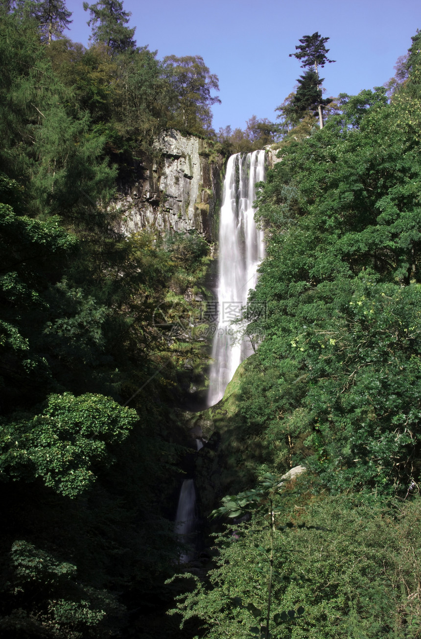 威尔士垂直瀑水石头森林树木雌蕊绿色天空苔藓雷神岩石蓝色图片