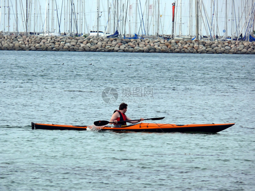 Kayaking 窃听运动冒险激流溪流运动员独木舟荒野日落享受皮艇图片