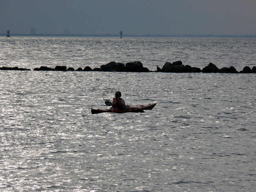 日落时的Kayak冒险皮艇海洋激流享受男人划桨运动员旅行独木舟图片