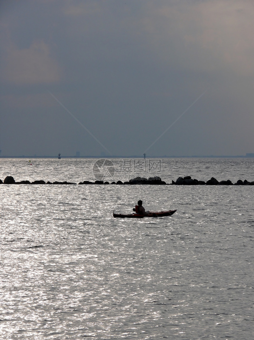 日落时的Kayak荒野溪流旅行男人娱乐海洋运动员激流独木舟享受图片