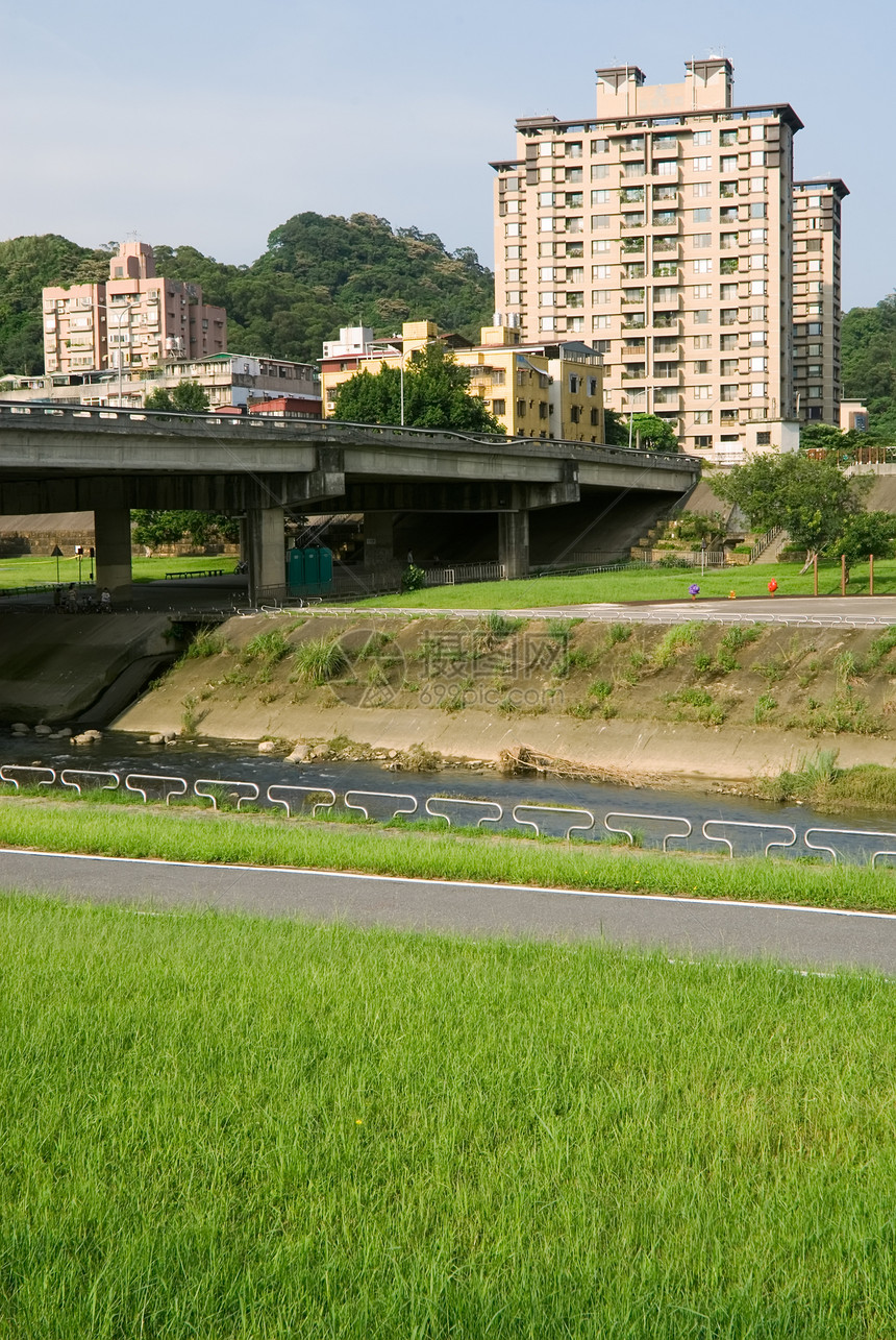 公寓桥和大桥摩天大楼城市构造建筑天空草原住宅公园场景房子图片