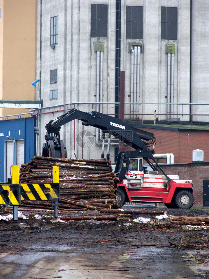 卡车装载木材木头出口卸载贮存仓库林业产品托盘材料资源图片