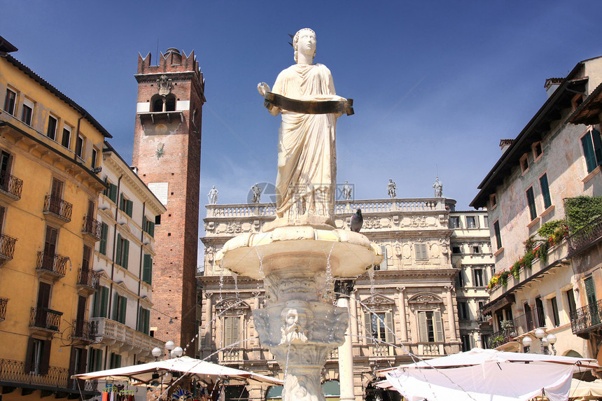 维罗纳省埃尔贝广场的Verona不老夫人广场建筑蓝色天空店铺建筑学地标假期女士文化图片