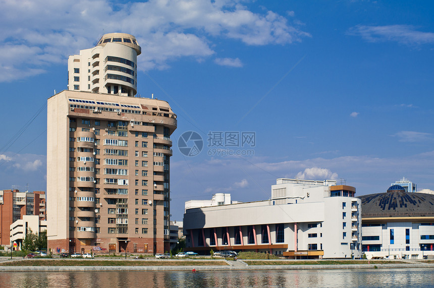 现代城市视图建筑学公寓场景建筑财产池塘景观天际天空蓝色图片