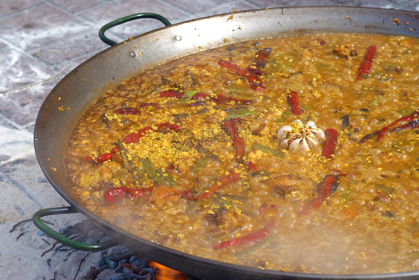 Paella烹饪水平平底锅煤炭美食余烬蔬菜黄色藏红花图片