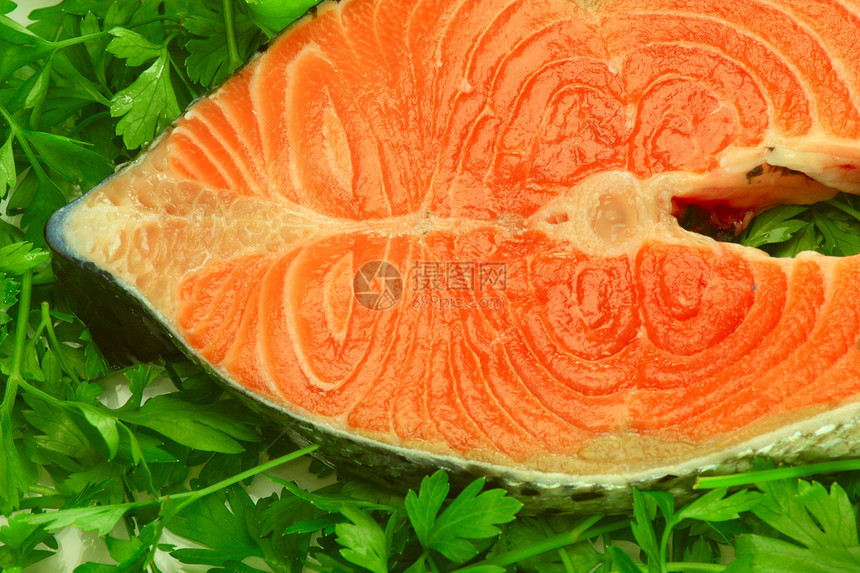 沙拉叶上的新鲜鲑鱼牛排沙拉美食食物市场厨房杂货店粉色绿色牛扒叶子图片