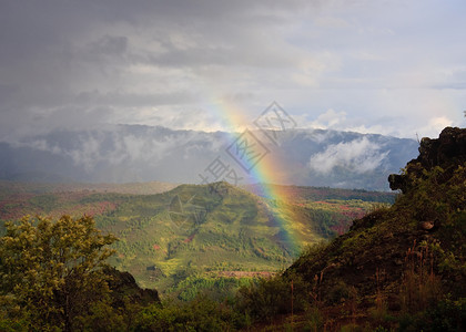凤头山丘在考艾的瓦伊梅亚峡谷上空的彩虹背景