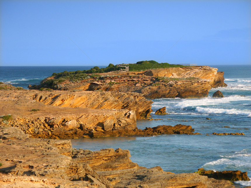 澳大利亚维多利亚州落基海岸地区支撑岩石悬崖潮汐海岸线栖息地盎司图片