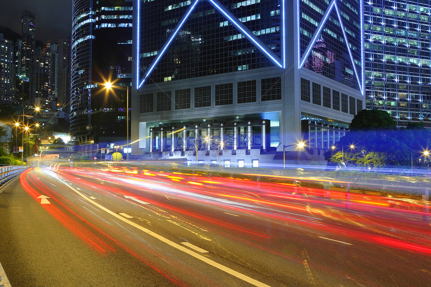 夜间快速移动汽车速度交通踪迹地标棕褐色城市摩天大楼驾驶街道运动图片