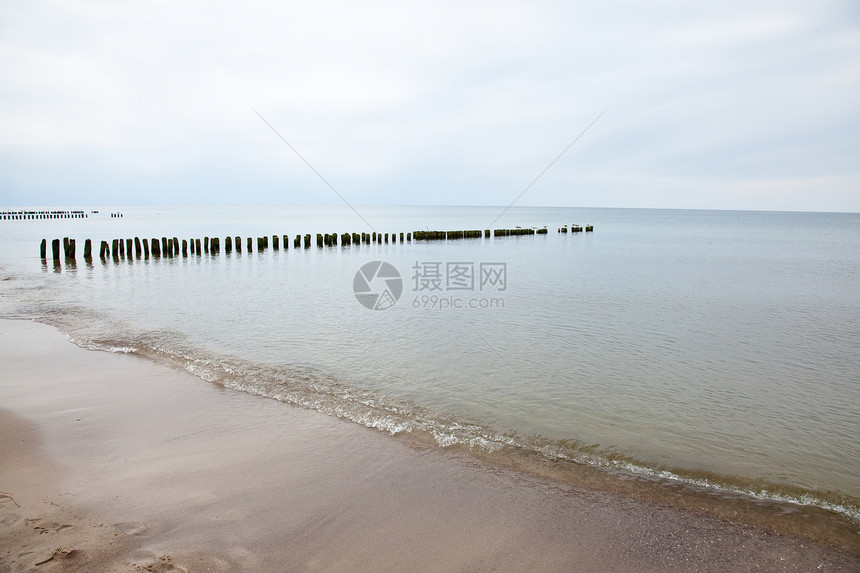 隔水海滩风暴地平线海洋海岸防御支撑保护海岸线木头图片