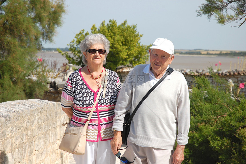 老年夫妇家庭生活女士海洋老年人头发太阳镜感情妻子帽子图片