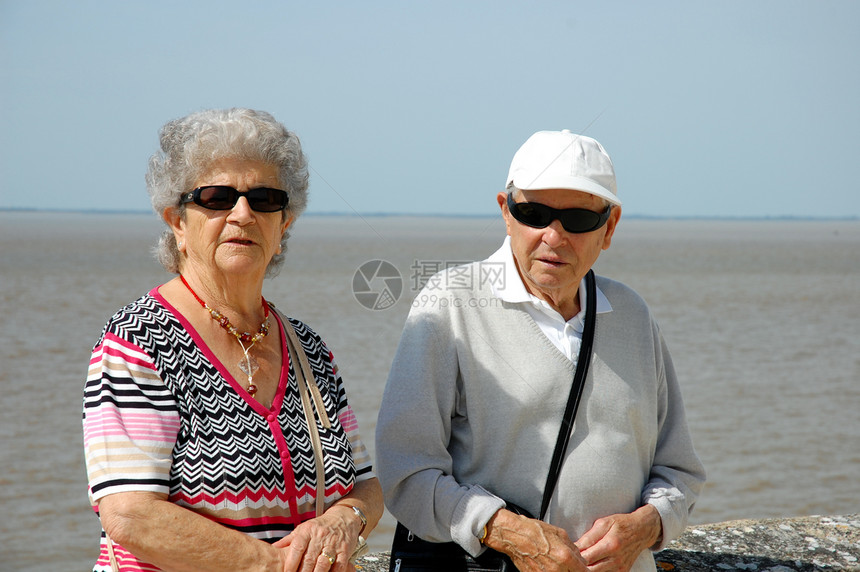 老年夫妇海滩丈夫太阳镜妻子老年人女性海洋生活家庭父母图片