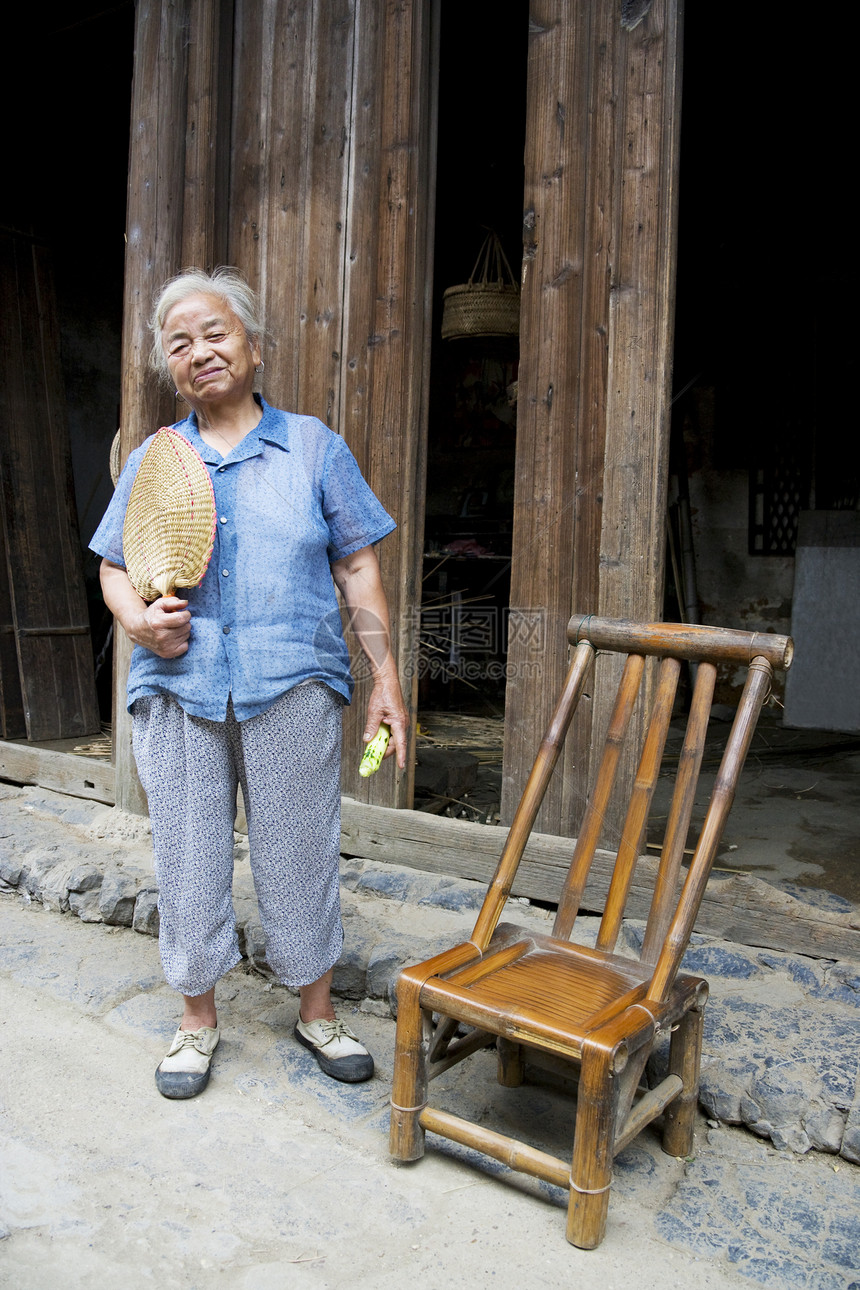 Daxu的中国老年夫人微笑祖母退休公民老化农民女士幸福皱纹头发图片