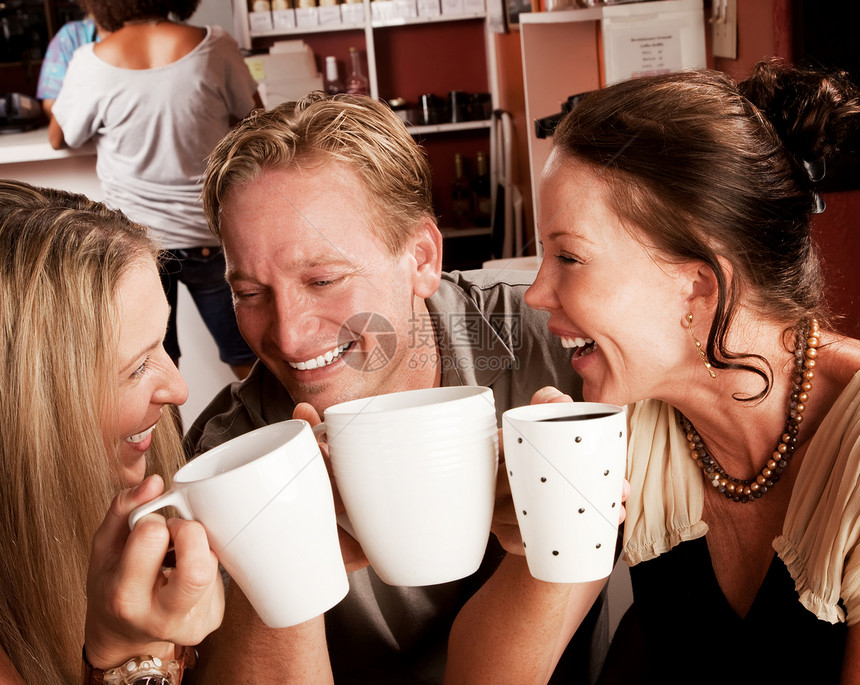 与咖啡杯一起烤面包快乐微笑乐趣女士小酒馆团体咖啡店黑发饮料金发女郎图片