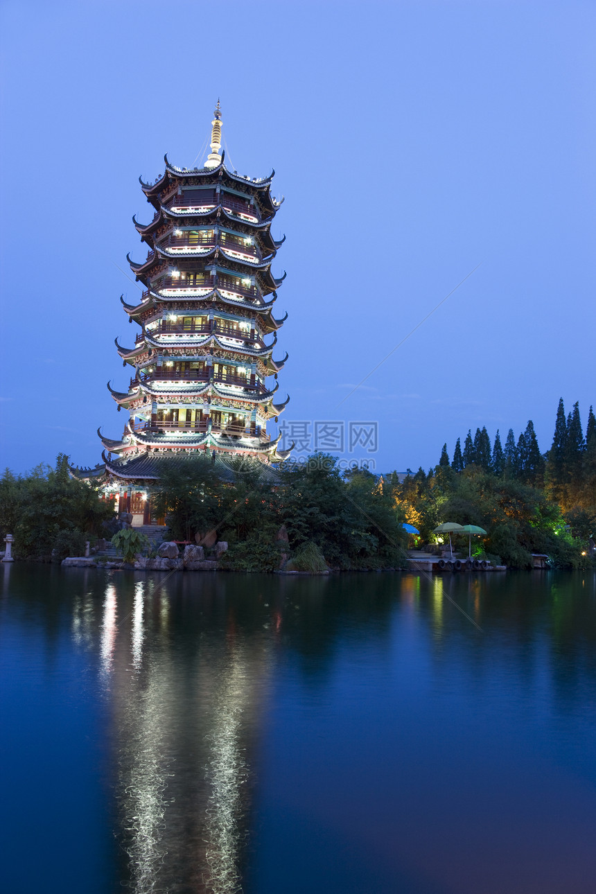 月球塔 中国桂林寺庙建筑学建筑月亮漂浮双胞胎历史性建筑物宝塔宗教图片