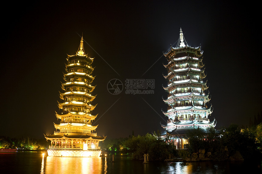 中国桂林太阳和月月塔青铜双胞胎建筑学宗教宝塔漂浮建筑物寺庙历史性月亮图片