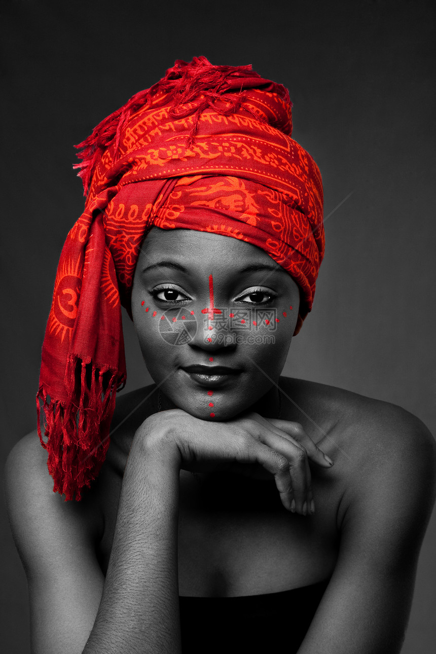 带头巾的非洲部落妇女图片