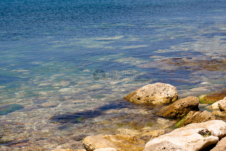 海洋中的石头藻类岩石海景水平黄色棕色蓝色海湾海岸墙纸图片