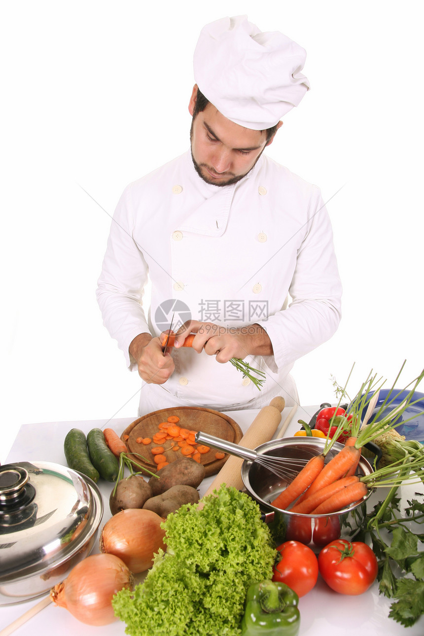 准备午餐的年轻厨师烹饪气概男子厨房衣服餐厅工作职业微笑食物图片