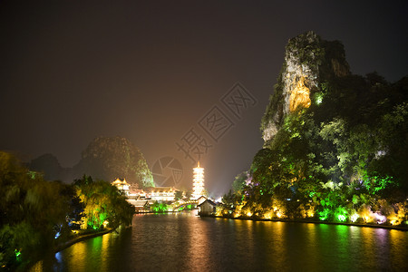 桂林的穆隆湖和大蔡山夜深天际折叠建筑学景观锦缎爬坡建筑物旅行城市建筑背景图片