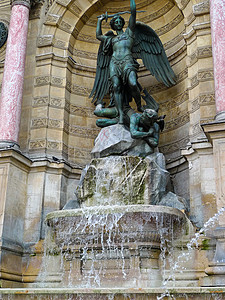 巴黎古典雕像和圣米歇尔喷泉背景图片