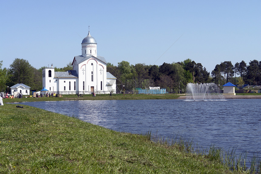 教会教堂蓝色天空上帝场地喷泉乡村边缘季节绿色图片