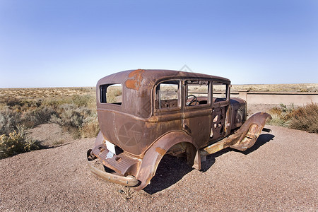 旧车衬套蓝天沙漠车辆粉色古董背景图片