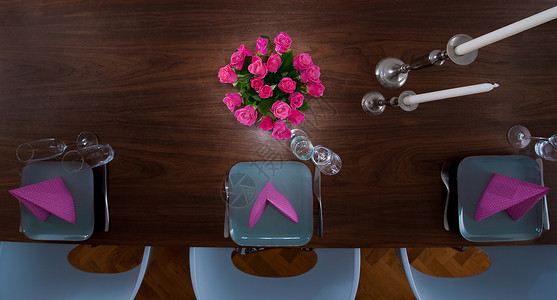 圆桌会议圆桌会议现代服务粉色玫瑰木头盘子椅子鸟瞰图背景图片