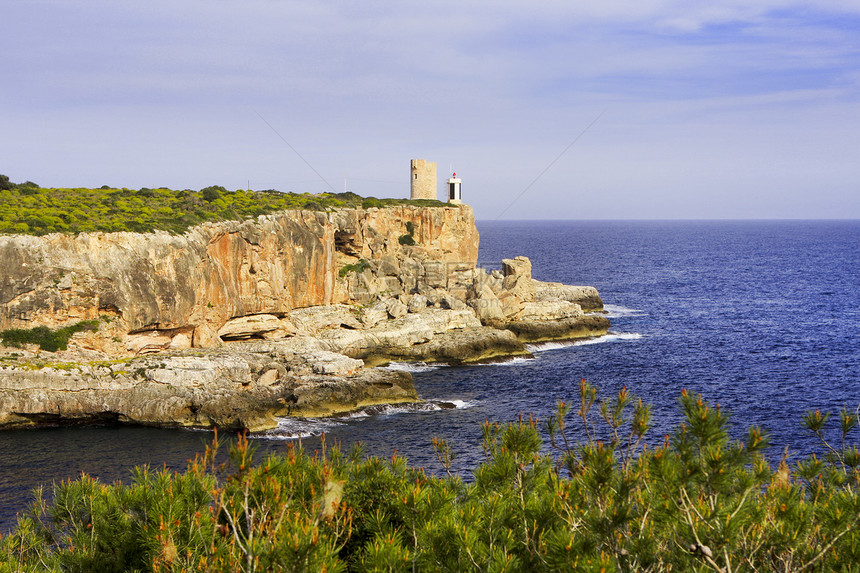 西班牙Mallorca岩石悬崖上的灯塔图片