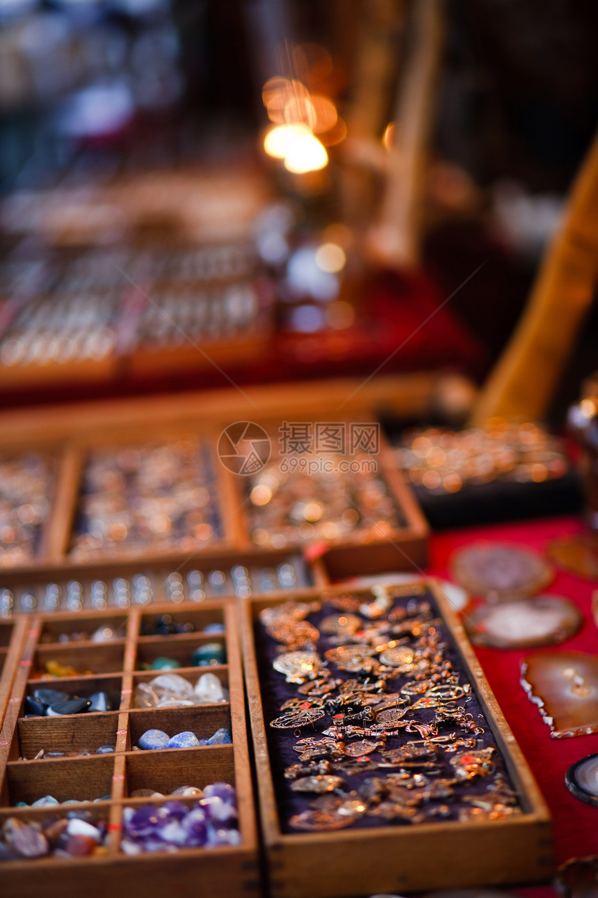 晚间在市场销售的附属从犯购物店铺奢华商品文化金子石头产品珠子宝石图片