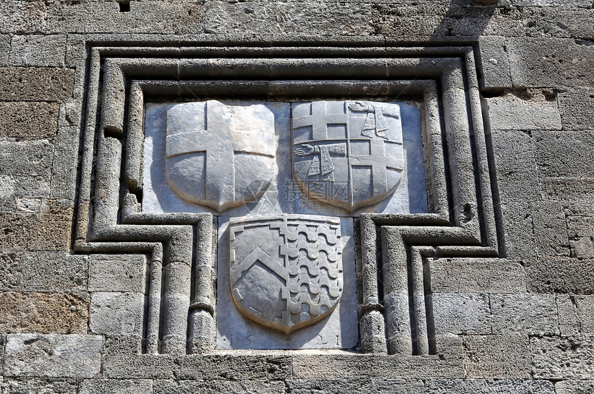 在罗德斯中世纪堡垒墙上的盾牌 希腊遗产防御传统石头城堡历史性图片