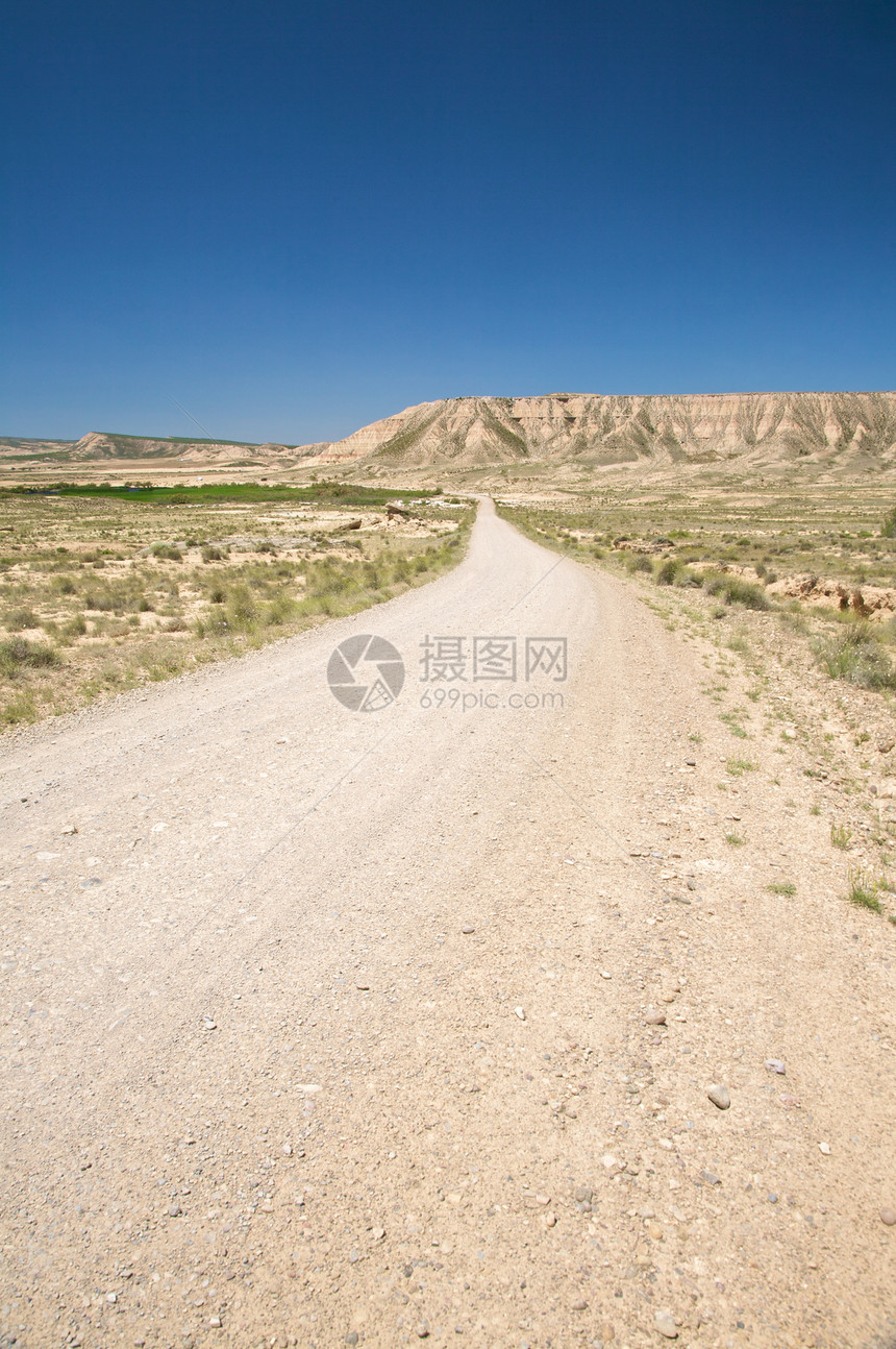 沙漠路衬套爬坡岩石蓝色天空乡村地平线小路沙漠孤独图片