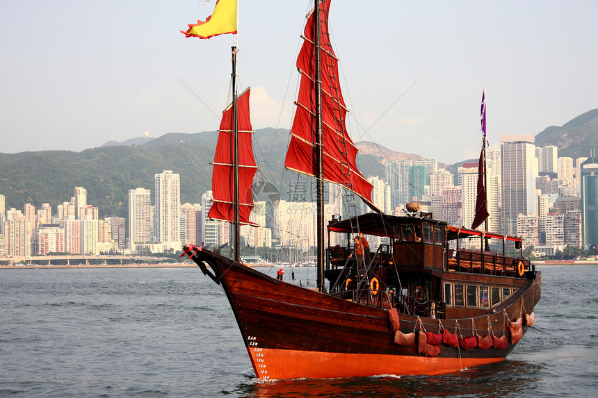 香港维多利亚港上传统的中国传统船艇(香港)图片