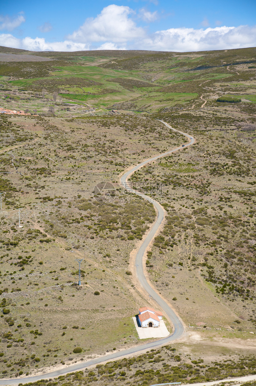 通向绿山的道路图片