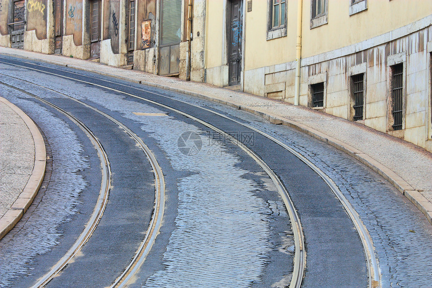 葡萄牙里斯本的铁道铁路石头电车灰色阴影金属铺路路面曲线街道图片