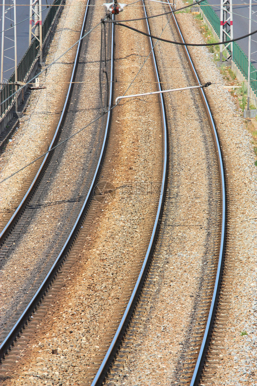铁路背景过境蓝色阳光绿色木头技术地平线碎石石头图片