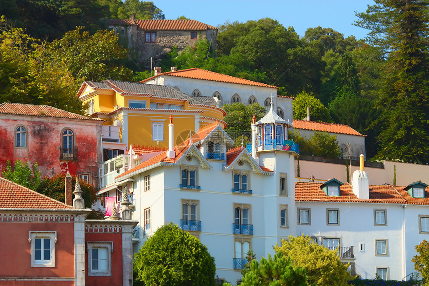 葡萄牙辛特拉山丘上丰富多彩的房屋红色爬坡城堡旅游山坡游客皇家白色黄色图片