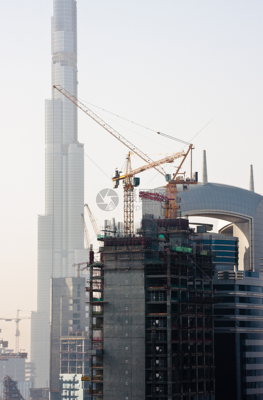 迪拜市风景情调闲暇酒店建筑物沙漠热带奢华城市起重机摩天大楼图片