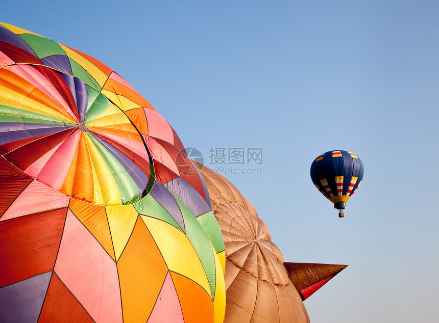 空气中的热气球高于另外两个图片