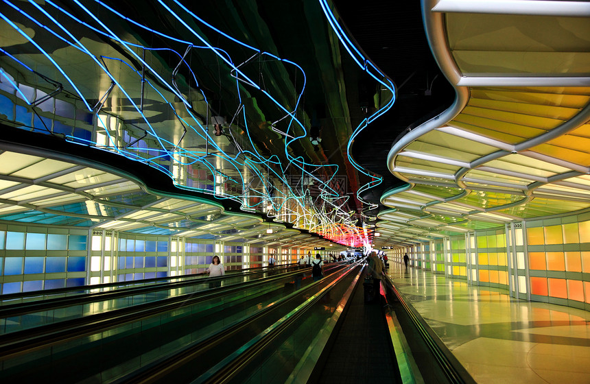 大型国际机场走廊的一条走廊之一黄色大堂绿色运输游客艺术红色飞机场门厅旅行图片
