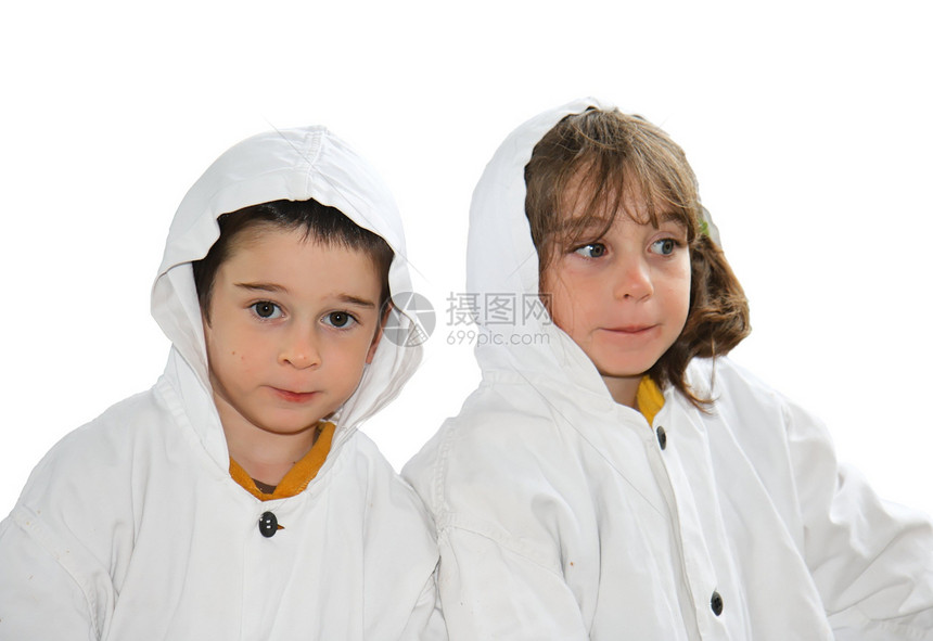 穿着白戴白罩袍的可爱学龄前男女儿童孤立图片