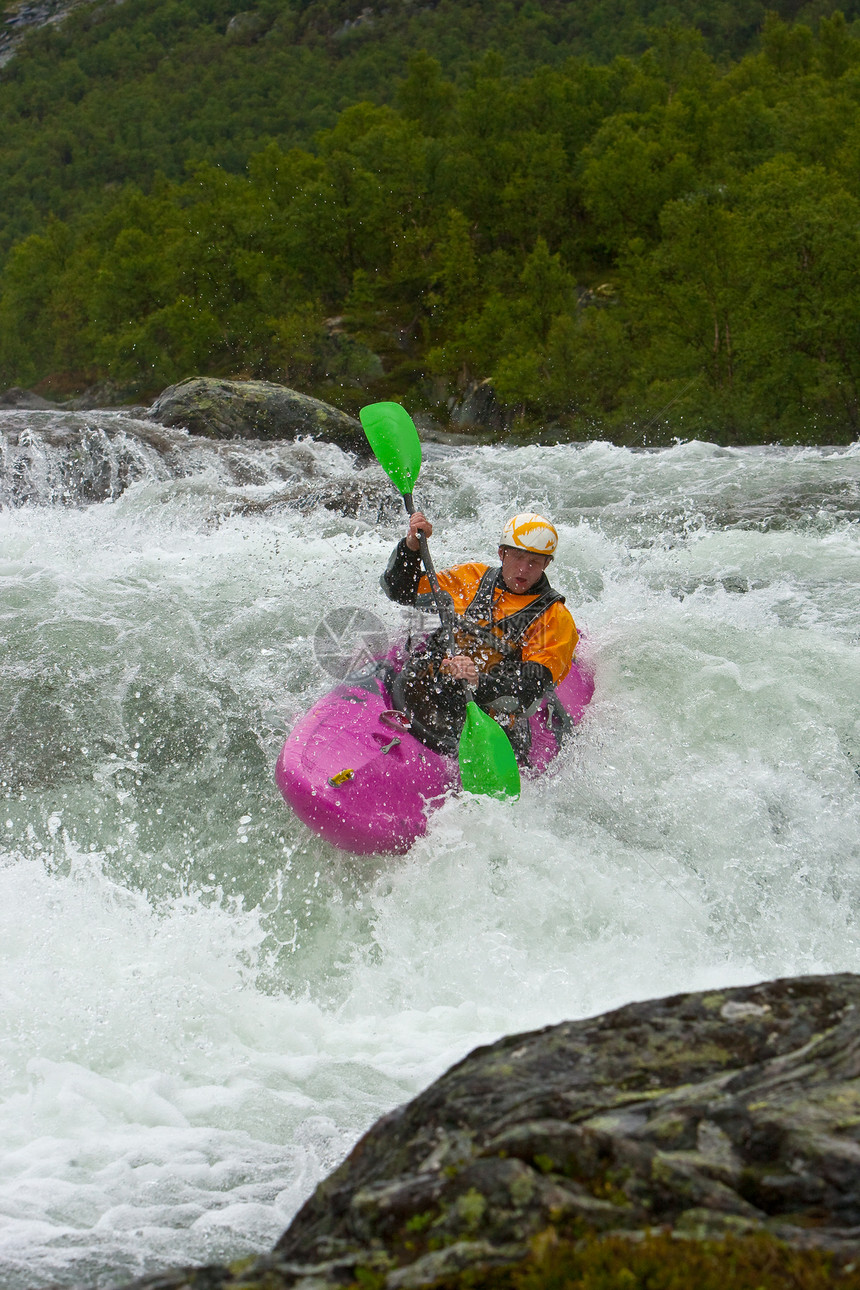 挪威的瀑布危险紫丁香闲暇乐趣男人运动行动速度生活皮艇图片