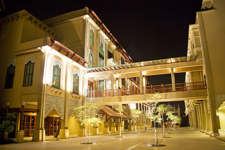 传统的马来西亚建筑在晚上财产文化不动产建筑学酒店度假村房地产背景图片