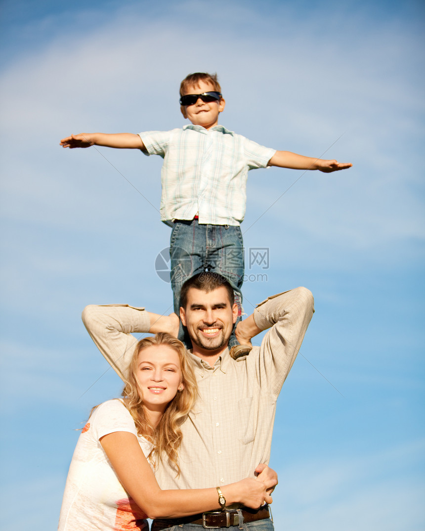 幸福家庭自由男性童年乐趣喜悦儿子精力丈夫天空爸爸图片
