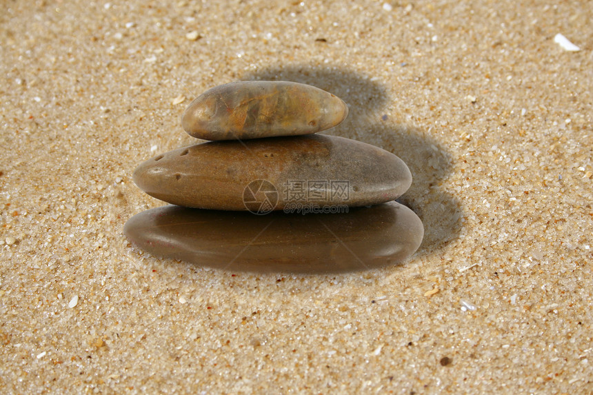 沙子上孤立的成堆zen岩石图片
