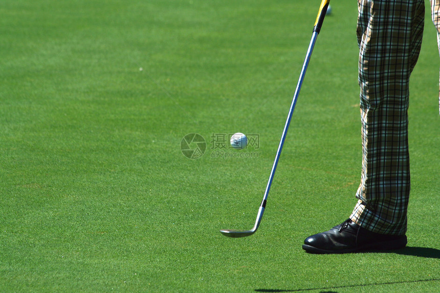 Golfer 玩高尔夫球 穿着旧裤子俱乐部绿色戏法运动课程游戏图片