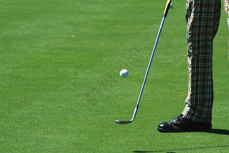 Golfer 玩高尔夫球 穿着旧裤子俱乐部绿色戏法运动课程游戏背景图片