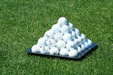 练习高尔夫球金字塔游戏绿色运动课程高清图片