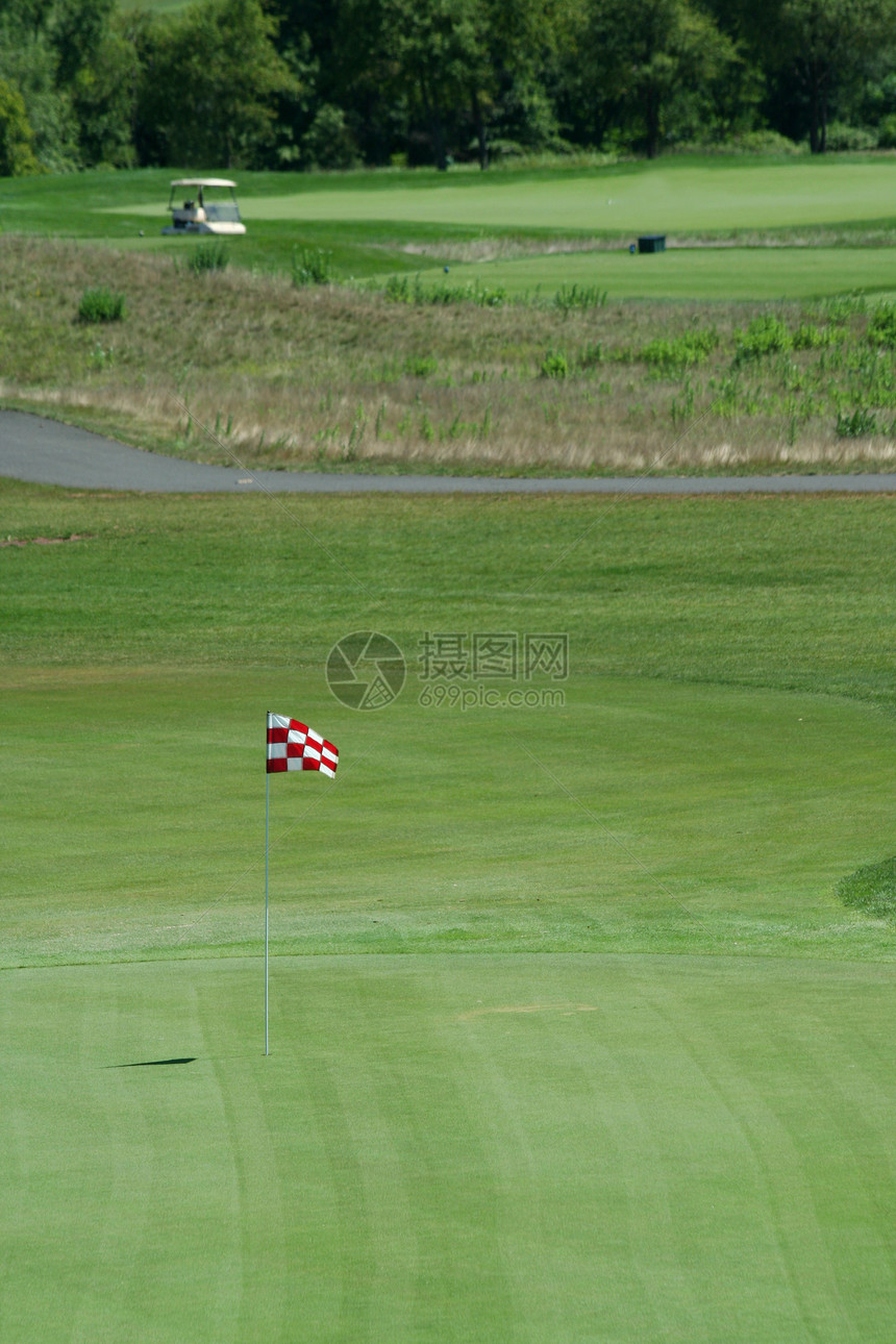 带红旗的高尔夫绿色游戏推杆运动课程高尔夫球旗帜图片